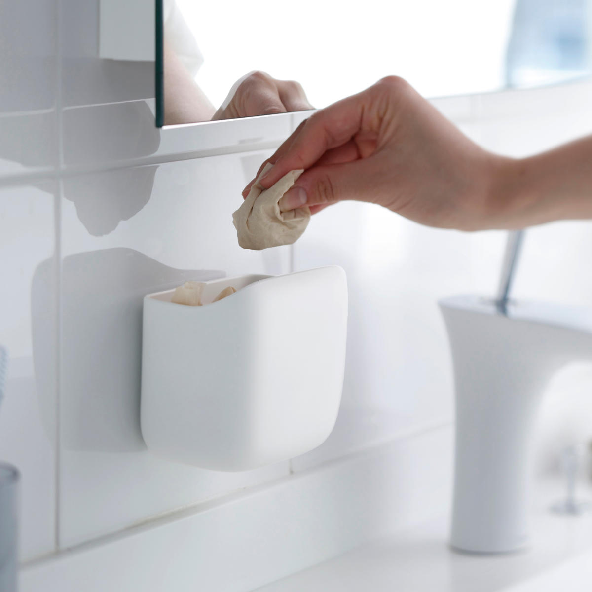 marna マーナ 洗面ゴミ箱 W661 ( ごみ箱 洗面所 おしゃれ 吊り下げ 小さめ ごみばこ 浮かせる 洗面台 吸盤 吊るす 引っ掛け コンパクト スリム 小物入れ かわいい 小型 ミニサイズ 小さい フタなし ホワイト 白 ダストボックス )