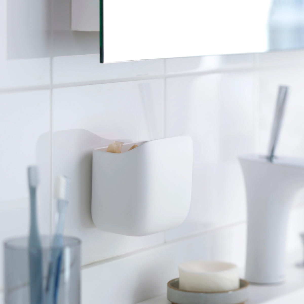 marna マーナ 洗面ゴミ箱 W661 ( ごみ箱 洗面所 おしゃれ 吊り下げ 小さめ ごみばこ 浮かせる 洗面台 吸盤 吊るす 引っ掛け コンパクト スリム 小物入れ かわいい 小型 ミニサイズ 小さい フタなし ホワイト 白 ダストボックス )