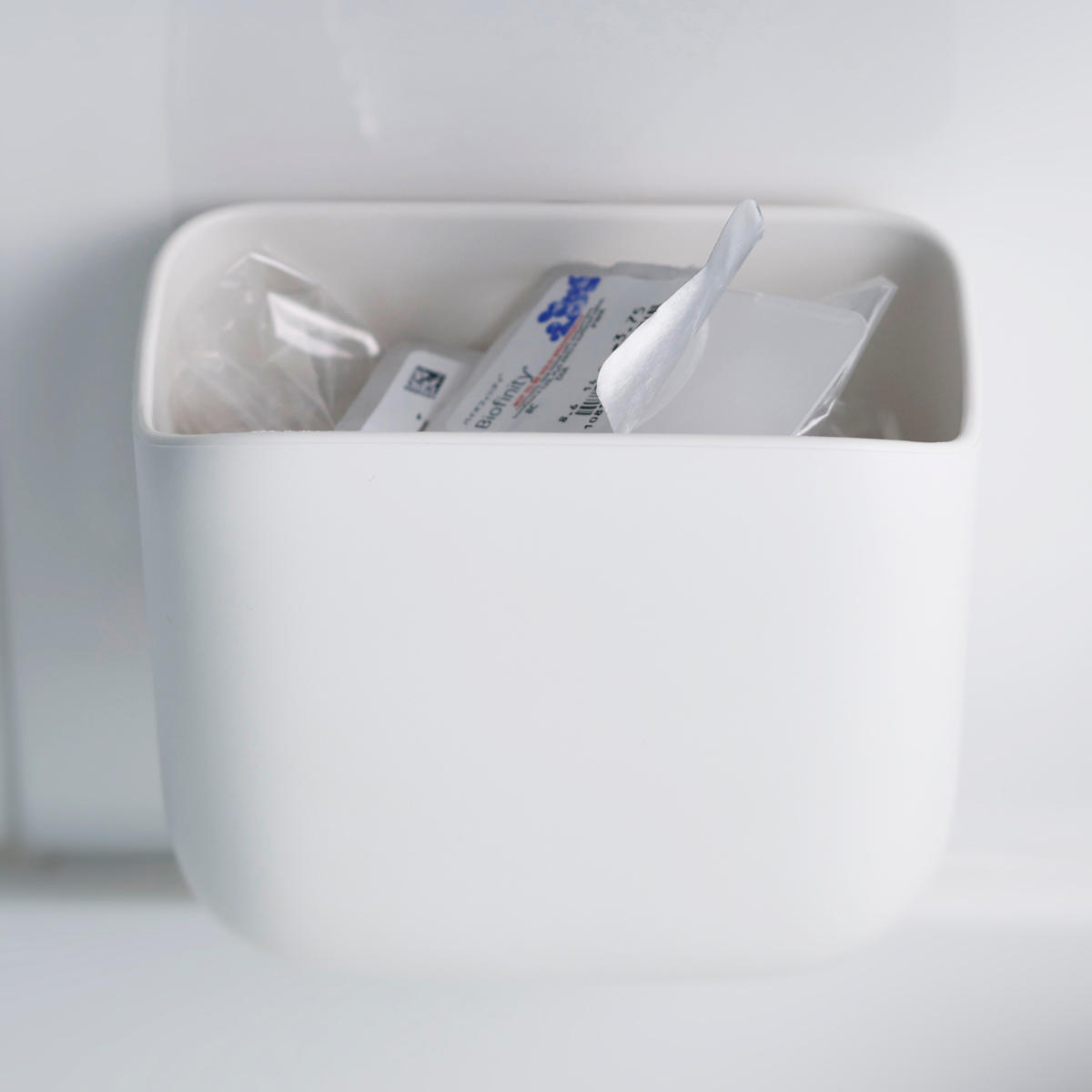 marna マーナ 洗面ゴミ箱 W661 ( ごみ箱 洗面所 おしゃれ 吊り下げ 小さめ ごみばこ 浮かせる 洗面台 吸盤 吊るす 引っ掛け コンパクト スリム 小物入れ かわいい 小型 ミニサイズ 小さい フタなし ホワイト 白 ダストボックス )