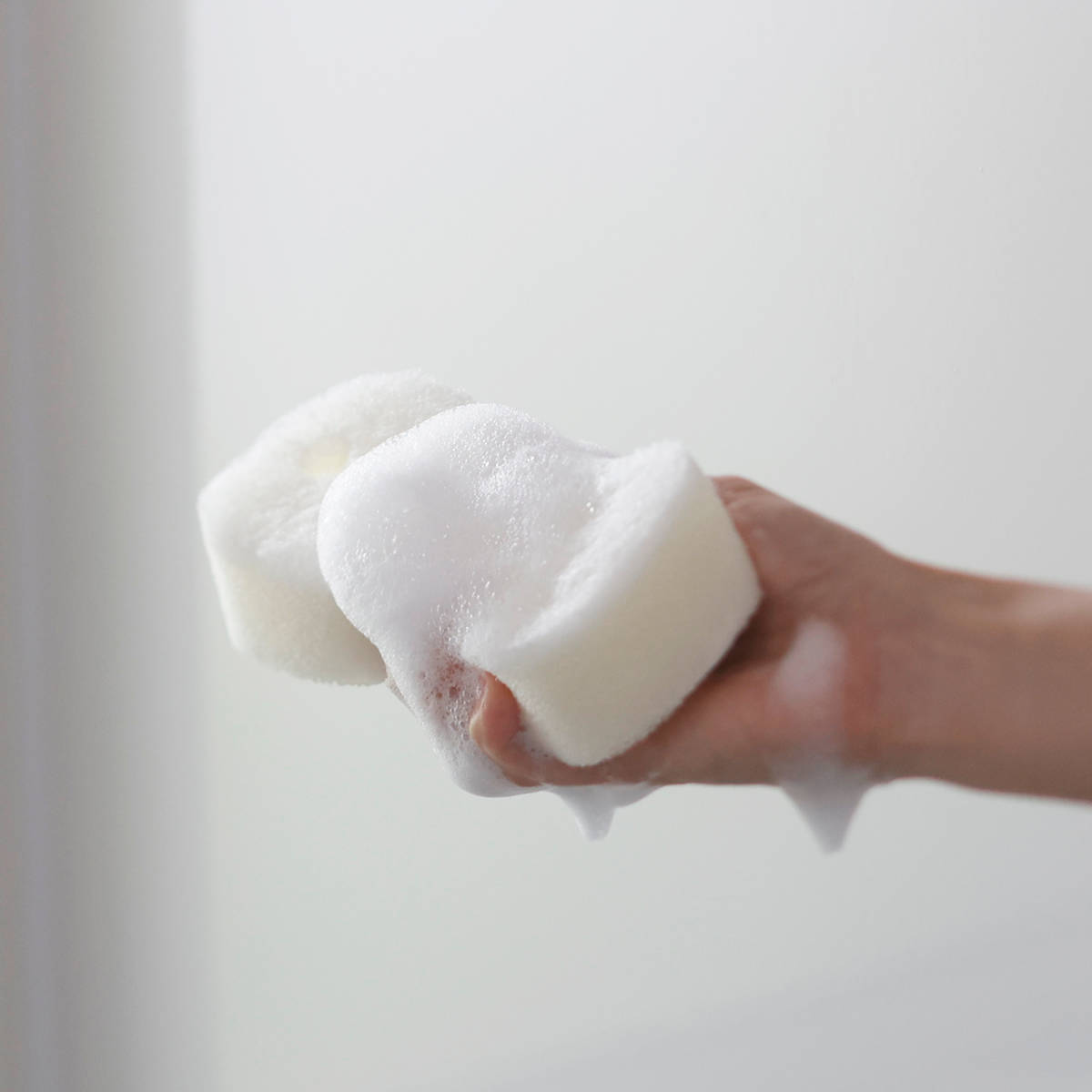 marna マーナ バススポンジ 2層 W674W ( マーナのきほん 風呂清掃 バス清掃 掃除 清掃 床 スポンジ 風呂 浴槽 壁 バス用品 掃除用具 タイル お風呂 ホワイト 白 日本製 )