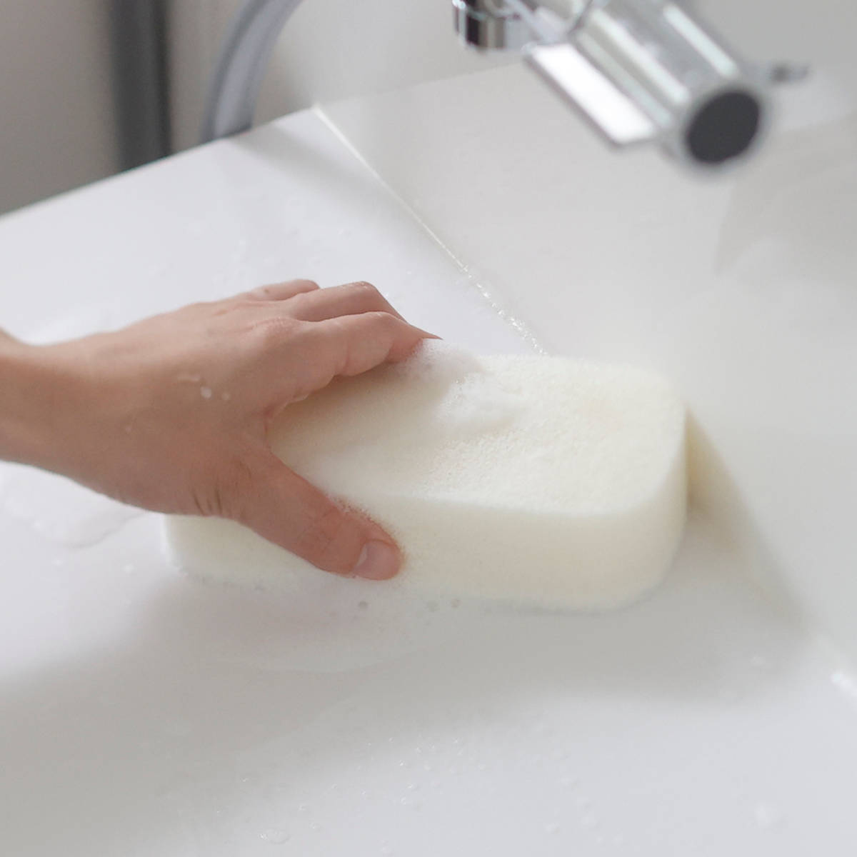 marna マーナ バススポンジ 2層 W674W ( マーナのきほん 風呂清掃 バス清掃 掃除 清掃 床 スポンジ 風呂 浴槽 壁 バス用品 掃除用具 タイル お風呂 ホワイト 白 日本製 )