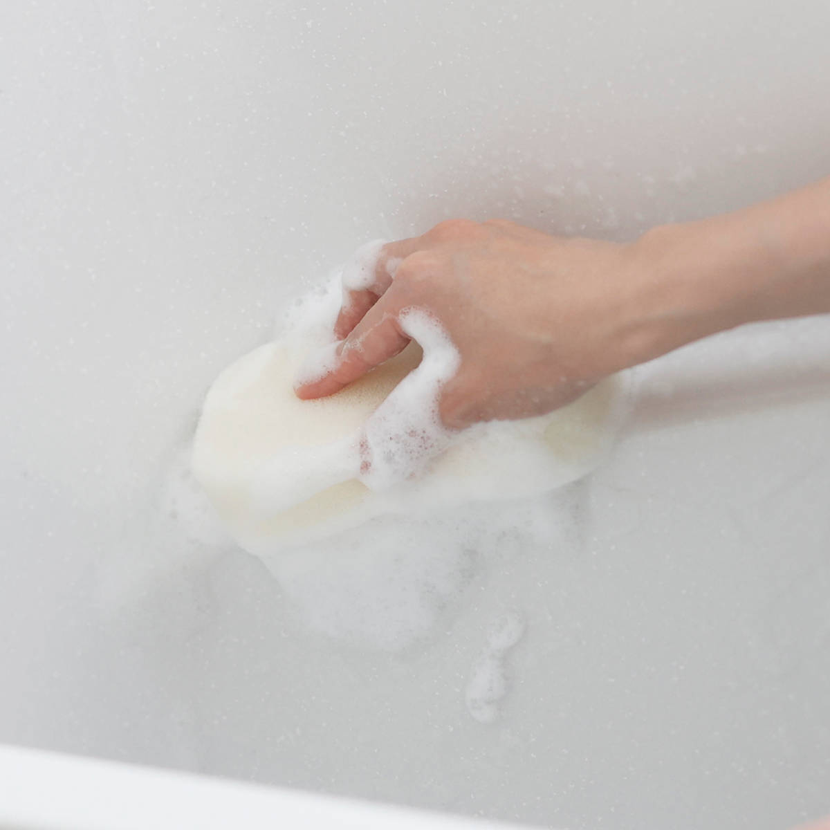 marna マーナ バススポンジ 2層 W674W ( マーナのきほん 風呂清掃 バス清掃 掃除 清掃 床 スポンジ 風呂 浴槽 壁 バス用品 掃除用具 タイル お風呂 ホワイト 白 日本製 )