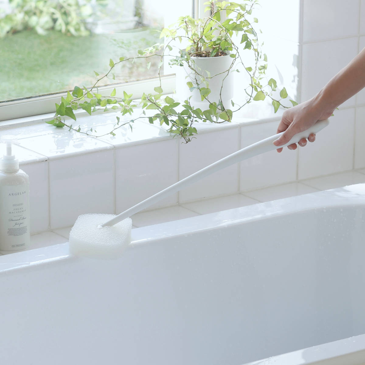 marna マーナ 柄付きバススポンジ W675 ( マーナのきほん バススポンジ 風呂清掃 バス清掃 掃除 清掃 床 スポンジ 風呂 浴槽 壁 バス用品 掃除用具 タイル お風呂 ホワイト 白 日本製 ) 【ホワイト】 ホワイト