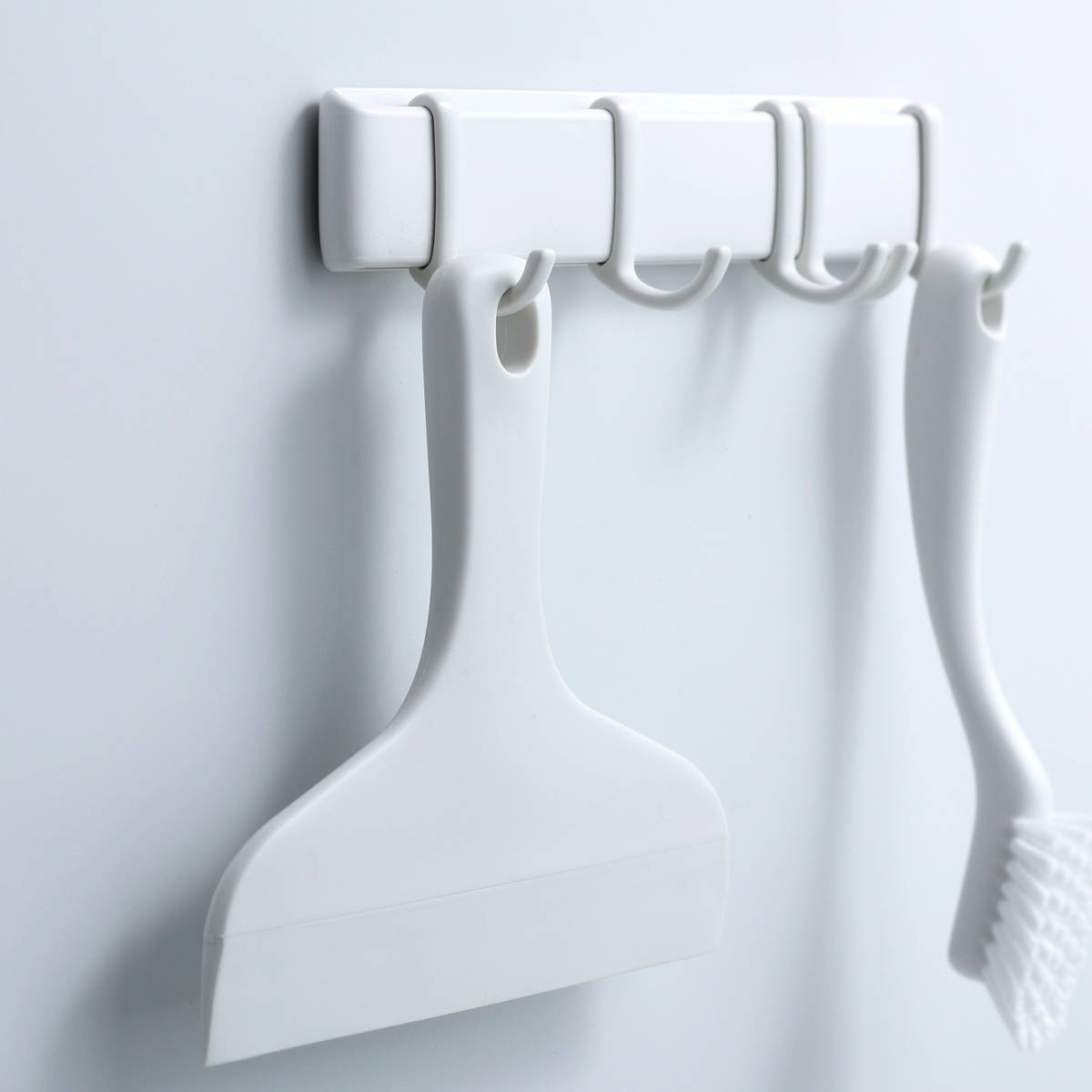 marna マーナ 小回りスキージー W677 ( マーナのきほん ワイパー 水切り 結露 曇り 風呂 お風呂 窓掃除 掃除 清掃 シンプル 鏡 タイル 壁 風呂掃除 浴室 湿気 水分 水はけ 窓ワイパー スクイージー ホワイト 白 グレー ) 【グレー】 グレー