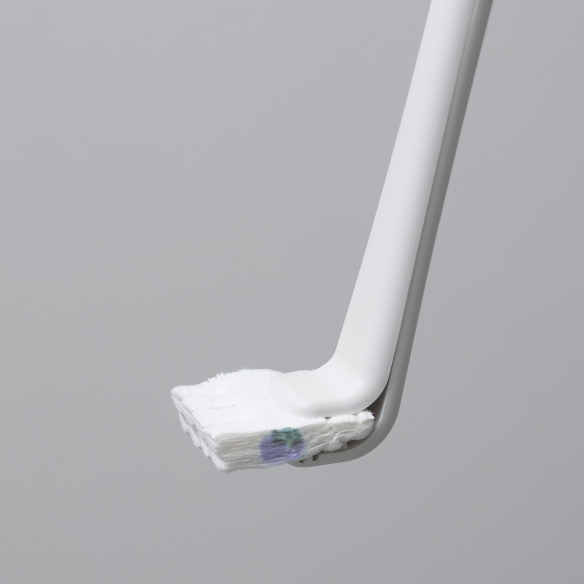 marna マーナ シートを挟むトイレクリーナー・W ( トイレクリーナー 抗菌 トイレ 使い捨てブラシ 流せるトイレブラシ ケース付き コンパクト 柄が長い トイレ用品 ホワイト 白 収納 スタンド 本体 ブラシ入れ 置き型 ワンタッチ )