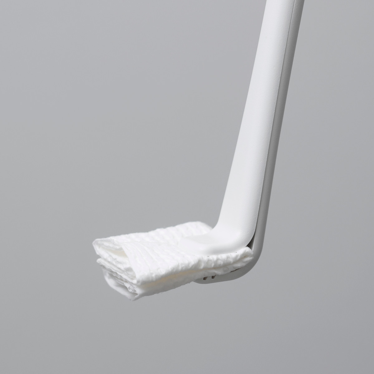 marna マーナ シートを挟むトイレクリーナー・W ( トイレクリーナー 抗菌 トイレ 使い捨てブラシ 流せるトイレブラシ ケース付き コンパクト 柄が長い トイレ用品 ホワイト 白 収納 スタンド 本体 ブラシ入れ 置き型 ワンタッチ )