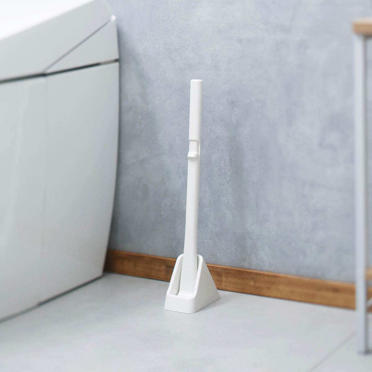 marna マーナ シートを挟むトイレクリーナー・W ( トイレクリーナー 抗菌 トイレ 使い捨てブラシ 流せるトイレブラシ ケース付き コンパクト 柄が長い トイレ用品 ホワイト 白 収納 スタンド 本体 ブラシ入れ 置き型 ワンタッチ )