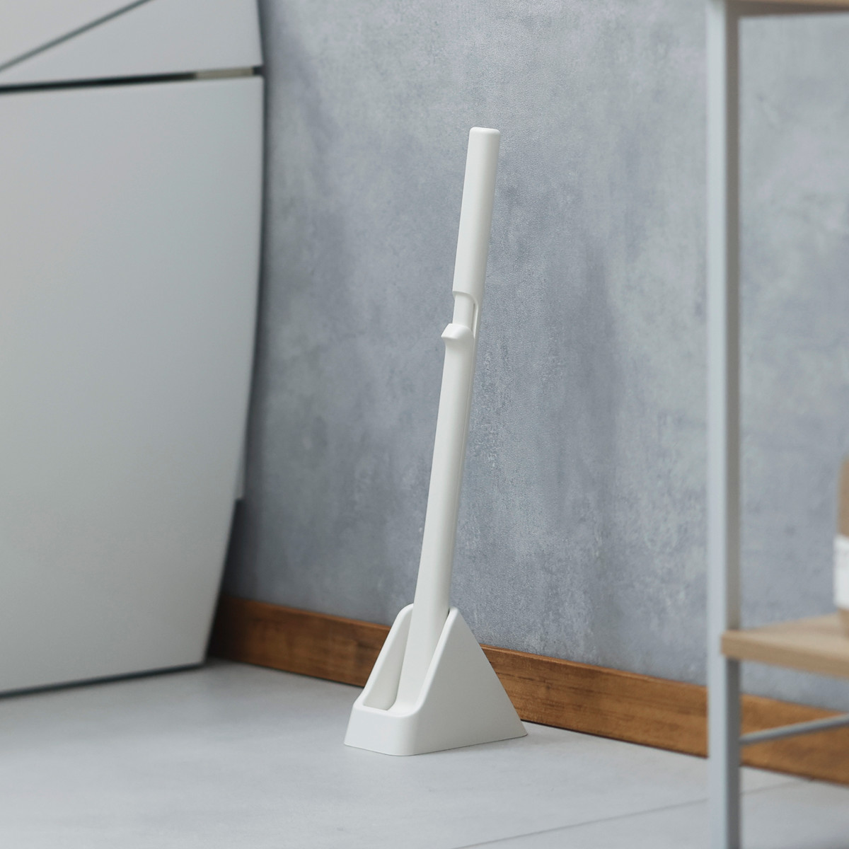 marna マーナ シートを挟むトイレクリーナー・W ( トイレクリーナー 抗菌 トイレ 使い捨てブラシ 流せるトイレブラシ ケース付き コンパクト 柄が長い トイレ用品 ホワイト 白 収納 スタンド 本体 ブラシ入れ 置き型 ワンタッチ )