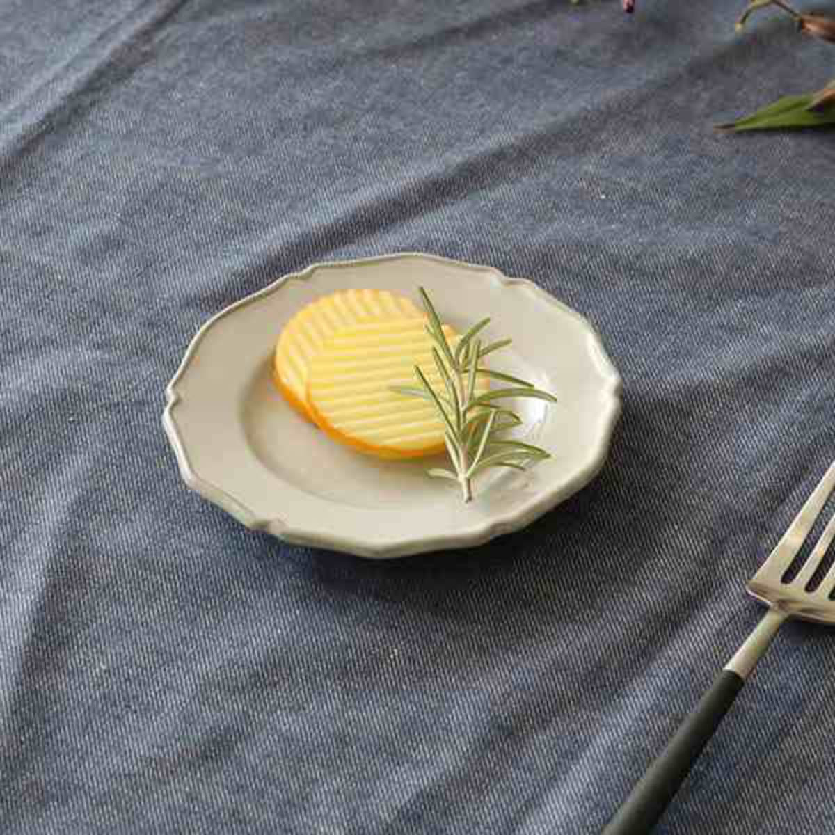 プレート 12cm ラウンド プチ プリンセス Calin 皿 洋食器 陶器 日本製 ( お皿 電子レンジ対応 食洗機対応 輪花皿 豆皿 銘々皿 取り皿 菓子皿 デザート フルーツ おしゃれ 食器 グレー モノトーン )