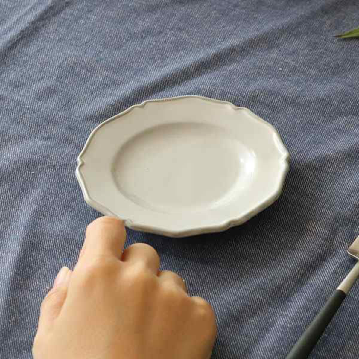 プレート 12cm ラウンド プチ プリンセス Calin 皿 洋食器 陶器 日本製 ( お皿 電子レンジ対応 食洗機対応 輪花皿 豆皿 銘々皿 取り皿 菓子皿 デザート フルーツ おしゃれ 食器 グレー モノトーン )