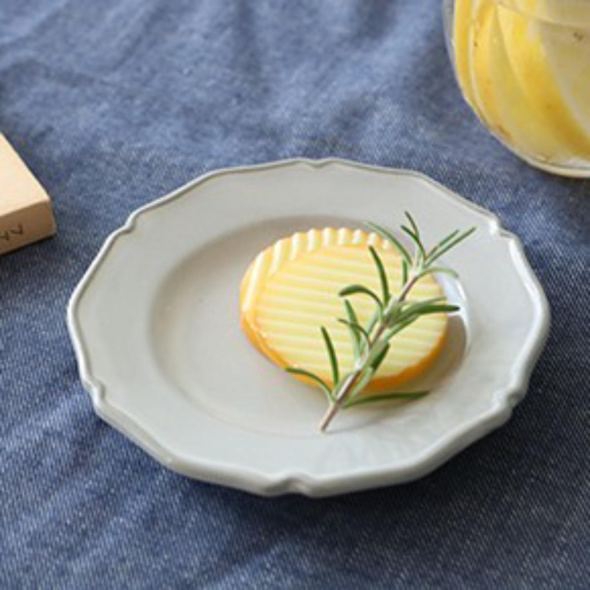 プレート 12cm ラウンド プチ プリンセス Calin 皿 洋食器 陶器 日本製 ( お皿 電子レンジ対応 食洗機対応 輪花皿 豆皿 銘々皿 取り皿 菓子皿 デザート フルーツ おしゃれ 食器 グレー モノトーン )