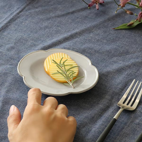 プレート 13cm オーバル プチ プリンセス Calin 皿 洋食器 陶器 日本製 ( お皿 電子レンジ対応 食洗機対応 木瓜 輪花 豆皿 銘々皿 菓子皿 デザート フルーツ おしゃれ 食器 グレー モノトーン )