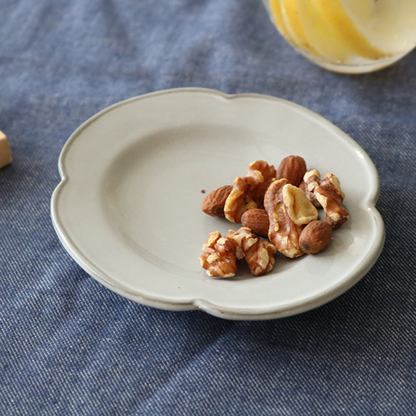 プレート 13cm オーバル プチ プリンセス Calin 皿 洋食器 陶器 日本製 ( お皿 電子レンジ対応 食洗機対応 木瓜 輪花 豆皿 銘々皿 菓子皿 デザート フルーツ おしゃれ 食器 グレー モノトーン )