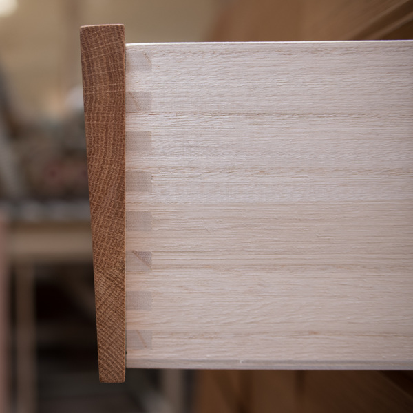 リビングチェスト 4段 モダンデザイン 天然木 日本製 幅44cm ホワイトオーク ( 開梱設置 チェスト 収納チェスト たんす タンス 収納 桐 引き出し 完成品 リビング収納 木製 木目 モダン オーク 無垢材 おしゃれ ナチュラル )