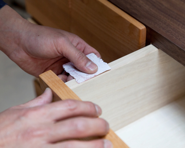 リビングチェスト 4段 モダンデザイン 天然木 日本製 幅78cm ミックス ( 開梱設置 チェスト 収納チェスト たんす タンス 収納 桐 引き出し 完成品 リビング収納 サイドチェスト 木製 木目 モダン 無垢材 おしゃれ ナチュラル )