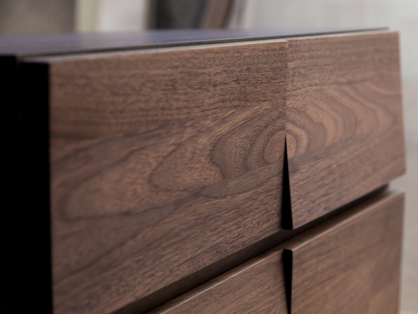 リビングチェスト 5段 モダンデザイン 天然木 日本製 幅44cm ウォールナット ( 開梱設置 チェスト 収納チェスト たんす タンス 収納 引き出し 完成品 国産 リビング収納 木製 木目 モダン ウォルナット 無垢材 おしゃれ ナチュラル )