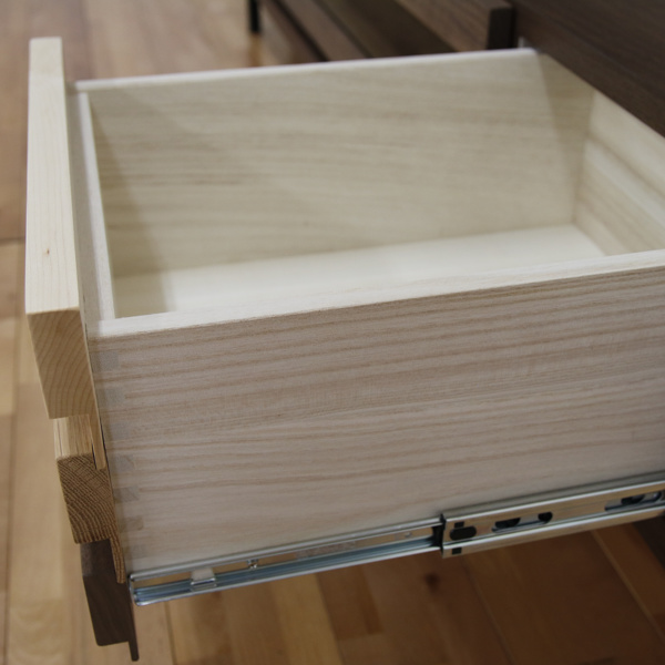 テレビ台 ローボード 天然木 オイル仕上げ IRIS 日本製 約幅180cm ( 開梱設置 テレビボード テレビ 収納 TV台 TVボード 背面化粧 完成品 TVラック AVボード 木製 モダン 国産 高級感 ブラウン おしゃれ )