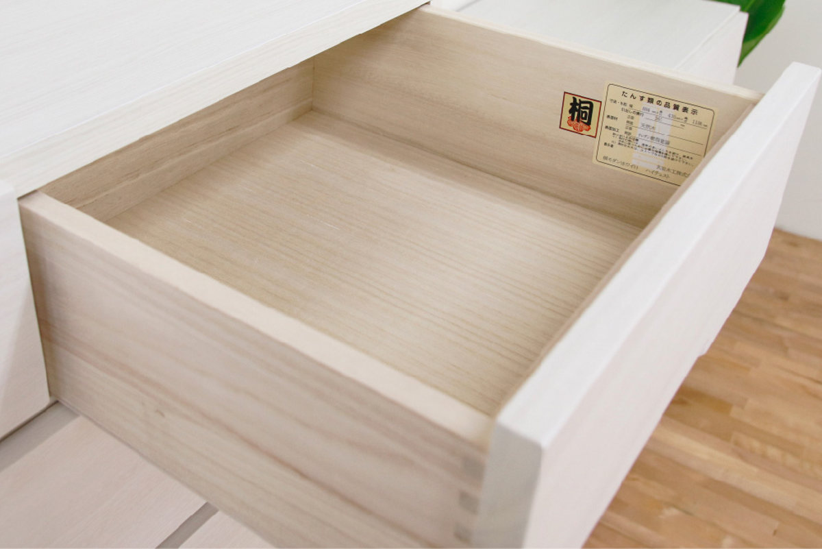 桐チェスト 幅102.2cm 引き出し4段 日本製 完成品 脚付き ( 開梱設置 チェスト 桐製 アイアン脚 F☆☆☆☆ 調湿 防虫 モダン 衣類収納 低ホルムアルデヒド お掃除ロボット対応 ホワイト ダークブラウン ブラックアイアン ) 【ホワイト】 ホワイト