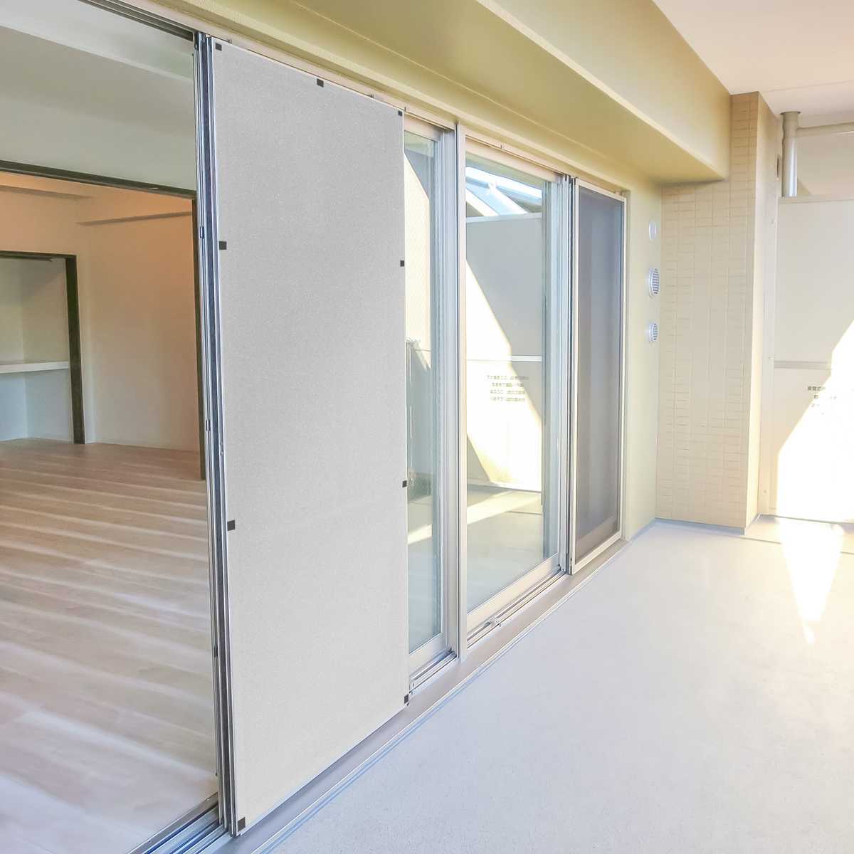 遮熱シート 網戸遮熱シート 94cm×2m丈 ( 網戸 シート 掃き出し窓 日除け 目隠し UVカット 遮熱 省エネ 日差し エコ 暑さ対策 留め具付き 窓 サッシ 日よけ 紫外線カット 遮熱効果 日焼け 防犯 プライバシー対策 簡単設置 )