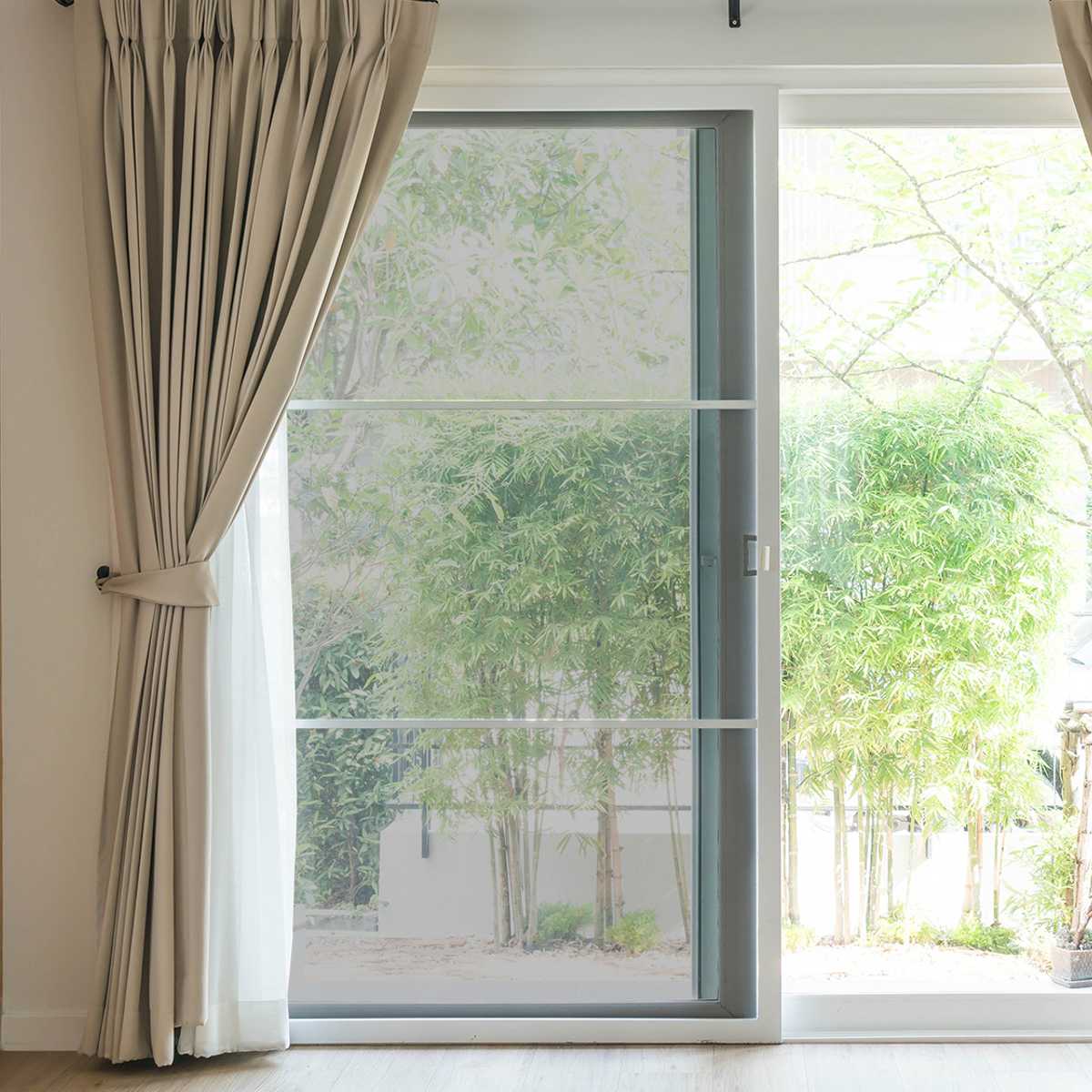 遮熱シート 網戸遮熱シート 94cm×2m丈 ( 網戸 シート 掃き出し窓 日除け 目隠し UVカット 遮熱 省エネ 日差し エコ 暑さ対策 留め具付き 窓 サッシ 日よけ 紫外線カット 遮熱効果 日焼け 防犯 プライバシー対策 簡単設置 )