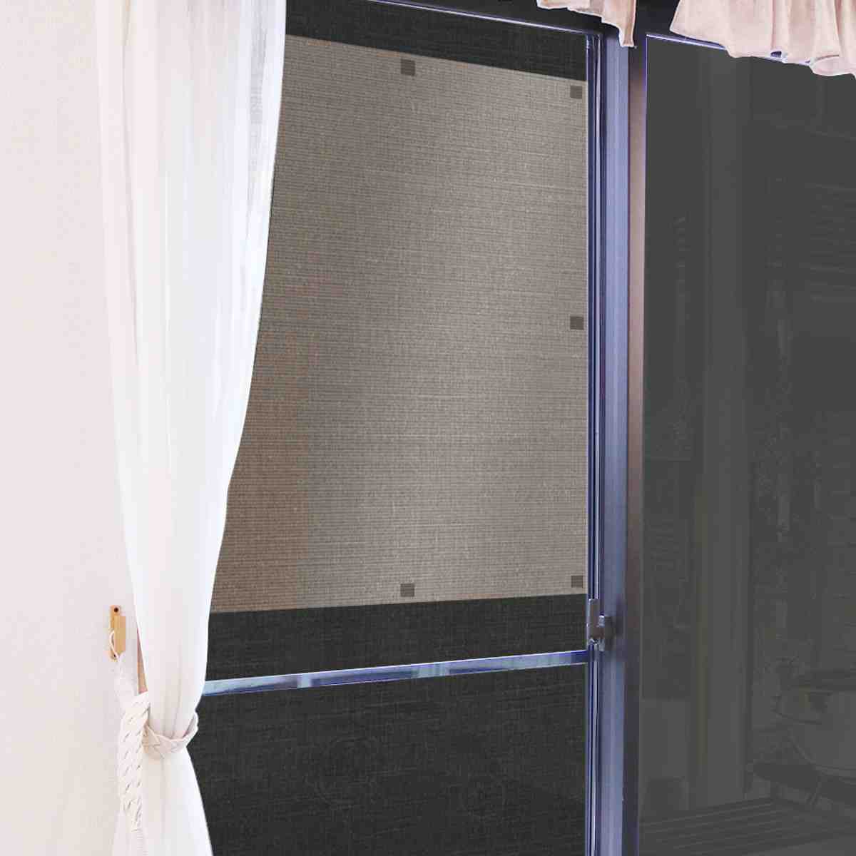 網戸シート 網戸の外側に取り付ける 目隠しシート 防虫タイプ 90cm×90cm ( 遮光 網戸 シート 目隠し 日除け 遮光シート 網戸用 防虫効果 カメムシ 虫避け 留め具付き 窓 サッシ 簡単設置 屋外用 換気 防犯 日差し 暑さ対策 )