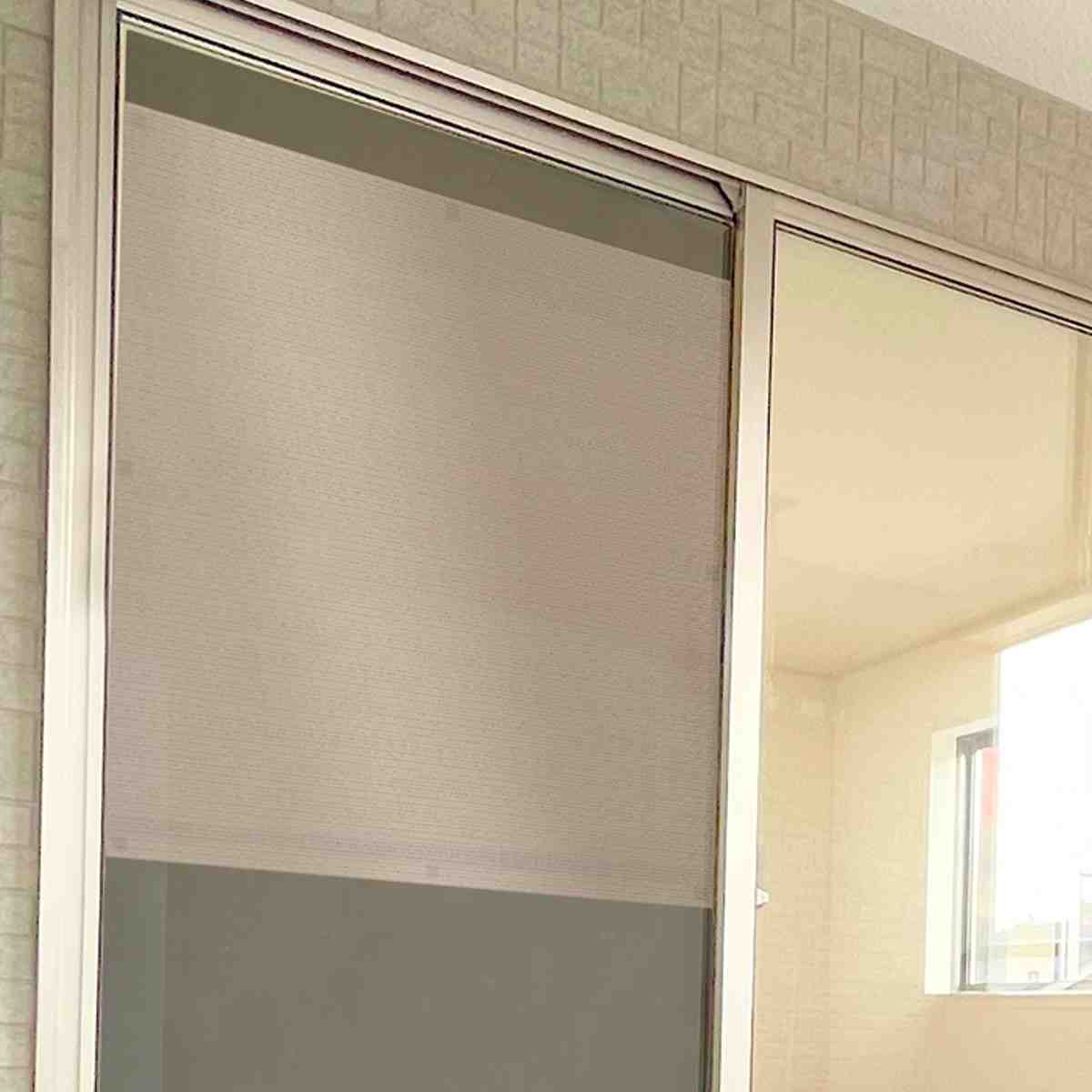 網戸シート 網戸の外側に取り付ける 目隠しシート 防虫タイプ 90cm×90cm ( 遮光 網戸 シート 目隠し 日除け 遮光シート 網戸用 防虫効果 カメムシ 虫避け 留め具付き 窓 サッシ 簡単設置 屋外用 換気 防犯 日差し 暑さ対策 )