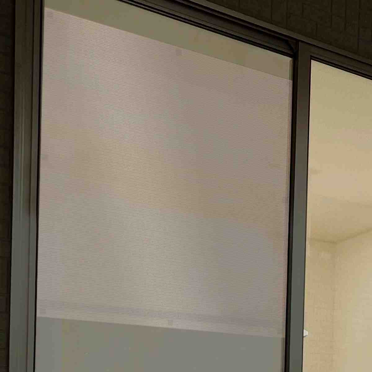 網戸シート 網戸の外側に取り付ける 目隠しシート 防虫タイプ 90cm×90cm ( 遮光 網戸 シート 目隠し 日除け 遮光シート 網戸用 防虫効果 カメムシ 虫避け 留め具付き 窓 サッシ 簡単設置 屋外用 換気 防犯 日差し 暑さ対策 )