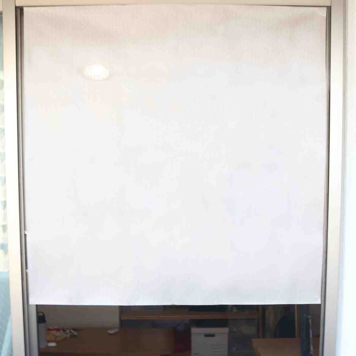 網戸シート 網戸の外側に取り付ける 目隠しシート 防虫タイプ 90cm×90cm ( 遮光 網戸 シート 目隠し 日除け 遮光シート 網戸用 防虫効果 カメムシ 虫避け 留め具付き 窓 サッシ 簡単設置 屋外用 換気 防犯 日差し 暑さ対策 )