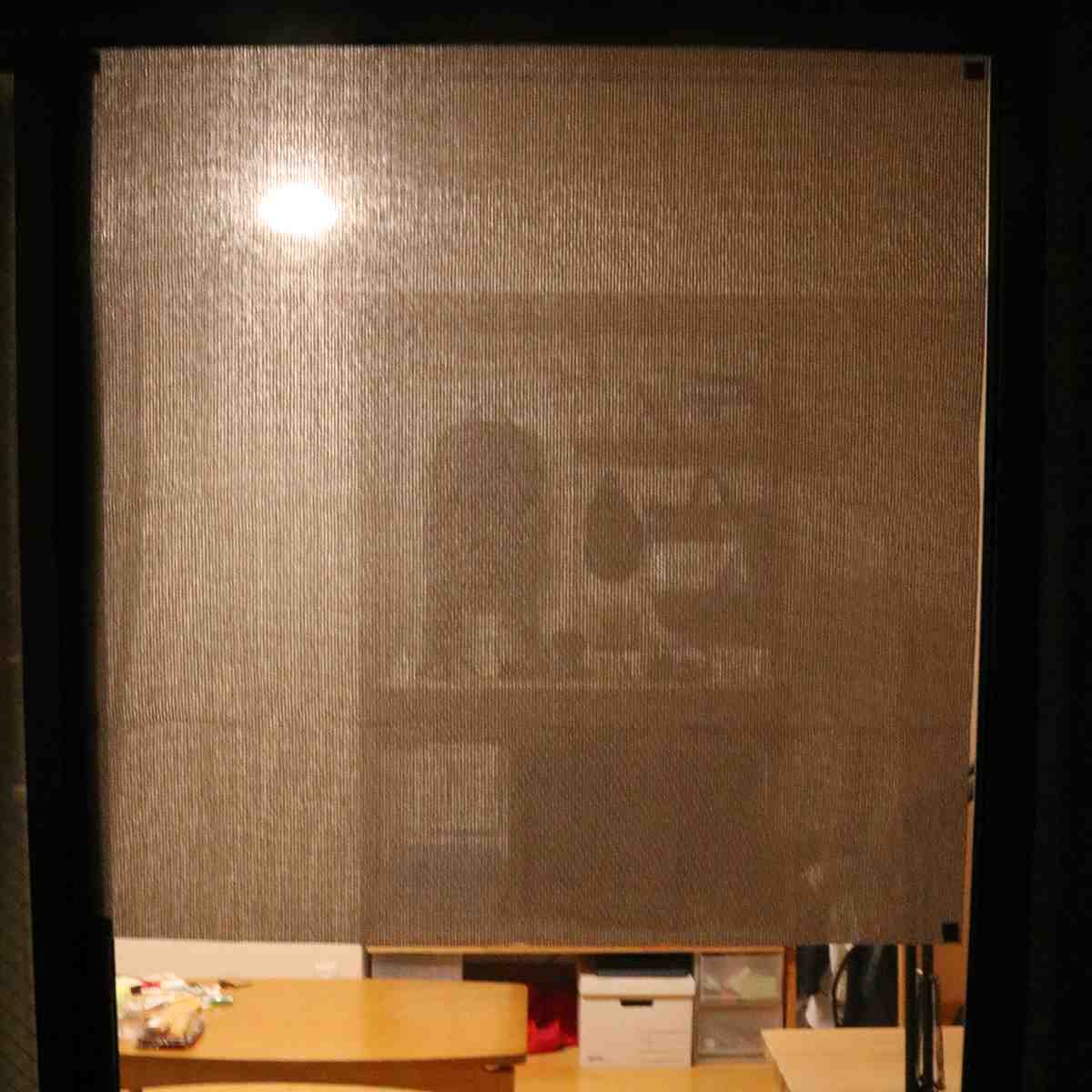 網戸シート 網戸の外側に取り付ける 目隠しシート 防虫タイプ 90cm×90cm ( 遮光 網戸 シート 目隠し 日除け 遮光シート 網戸用 防虫効果 カメムシ 虫避け 留め具付き 窓 サッシ 簡単設置 屋外用 換気 防犯 日差し 暑さ対策 )