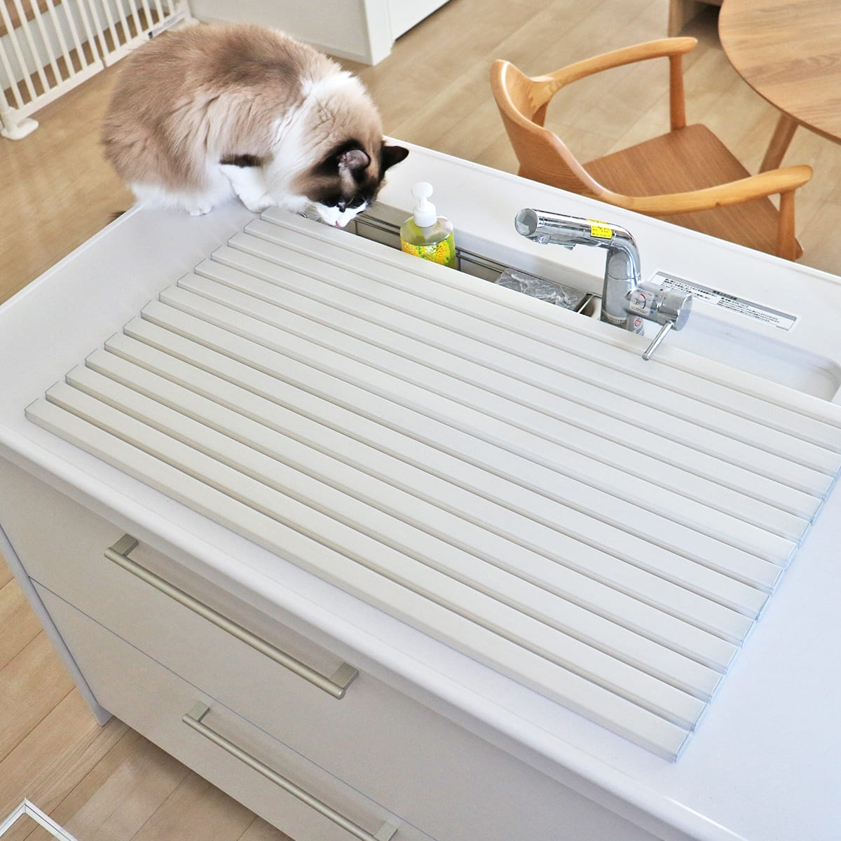 シンクカバー 幅70cm Ag+ 抗菌 シンクの目隠しカバー ペットの侵入を防ぐ 47.2×70cm ( 日本製 シンク用フタ シンク蓋 蓋 フタ 流し台 猫 シンク 防止 シンク用 水回り 目隠し 折りたたみ キッチン )