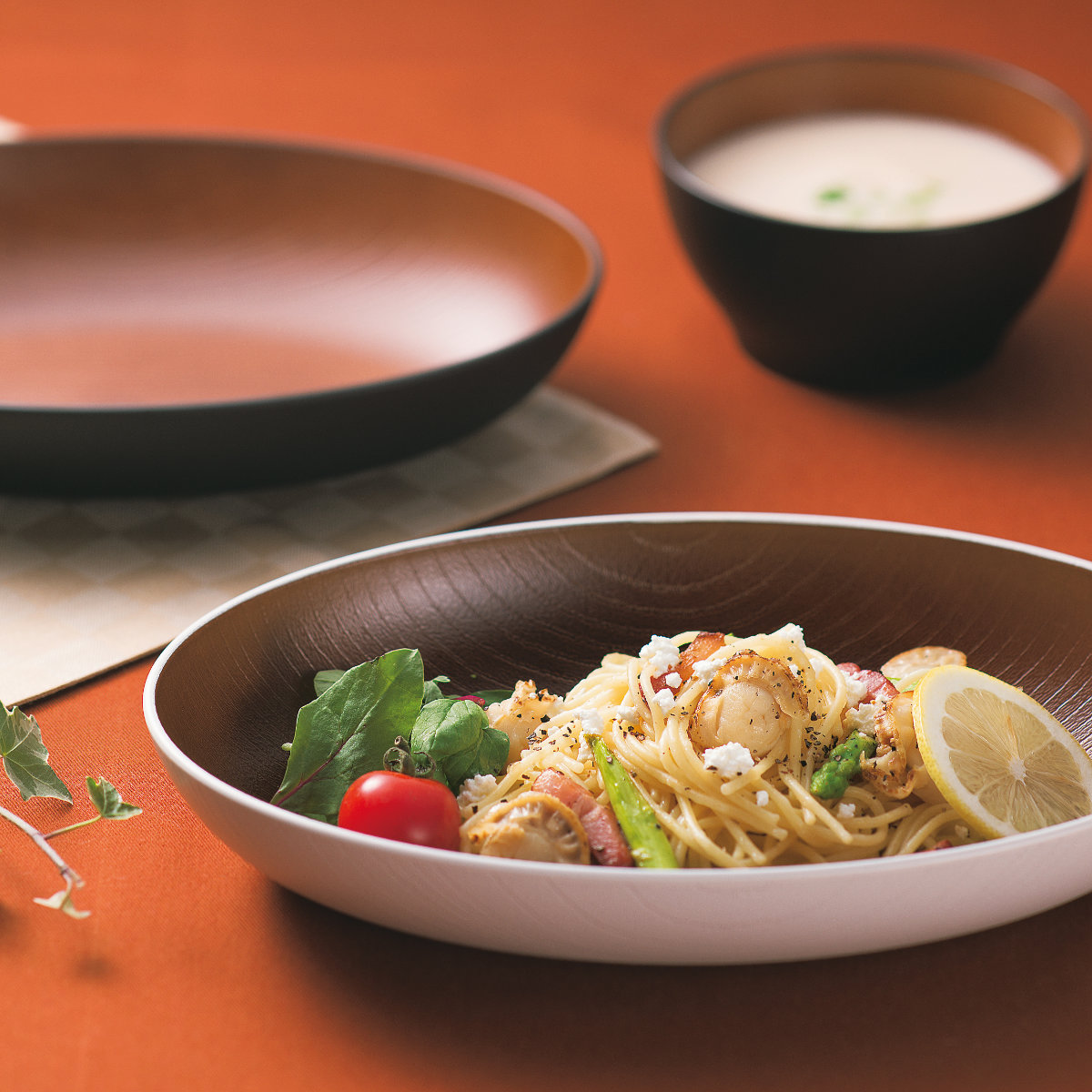 ランチプレート 欅杢目サークルプレート ナチュール ( 電子レンジ対応 食洗機対応 樹脂製 日本製 プレート 仕切り皿 仕切り付き 皿 お皿 食器 おしゃれ 和風 和モダン ナチュラル 木目調 ) 【ブラック×ブラウン】 ブラック×ブラウン