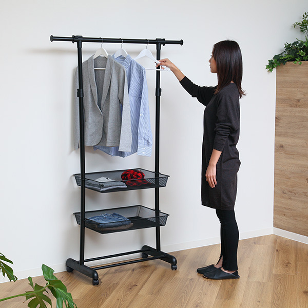 Dショッピング ハンガーラック 伸縮式 カゴ2段付き スチール製 幅66cm 衣類収納 コートハンガー 洋服掛け コート掛け 高さ調節 ハンガー掛け シンプル シングル キャスター キャスター付き スチールハンガーラック おしゃれ 収納 カテゴリ チェスト 衣装収納の