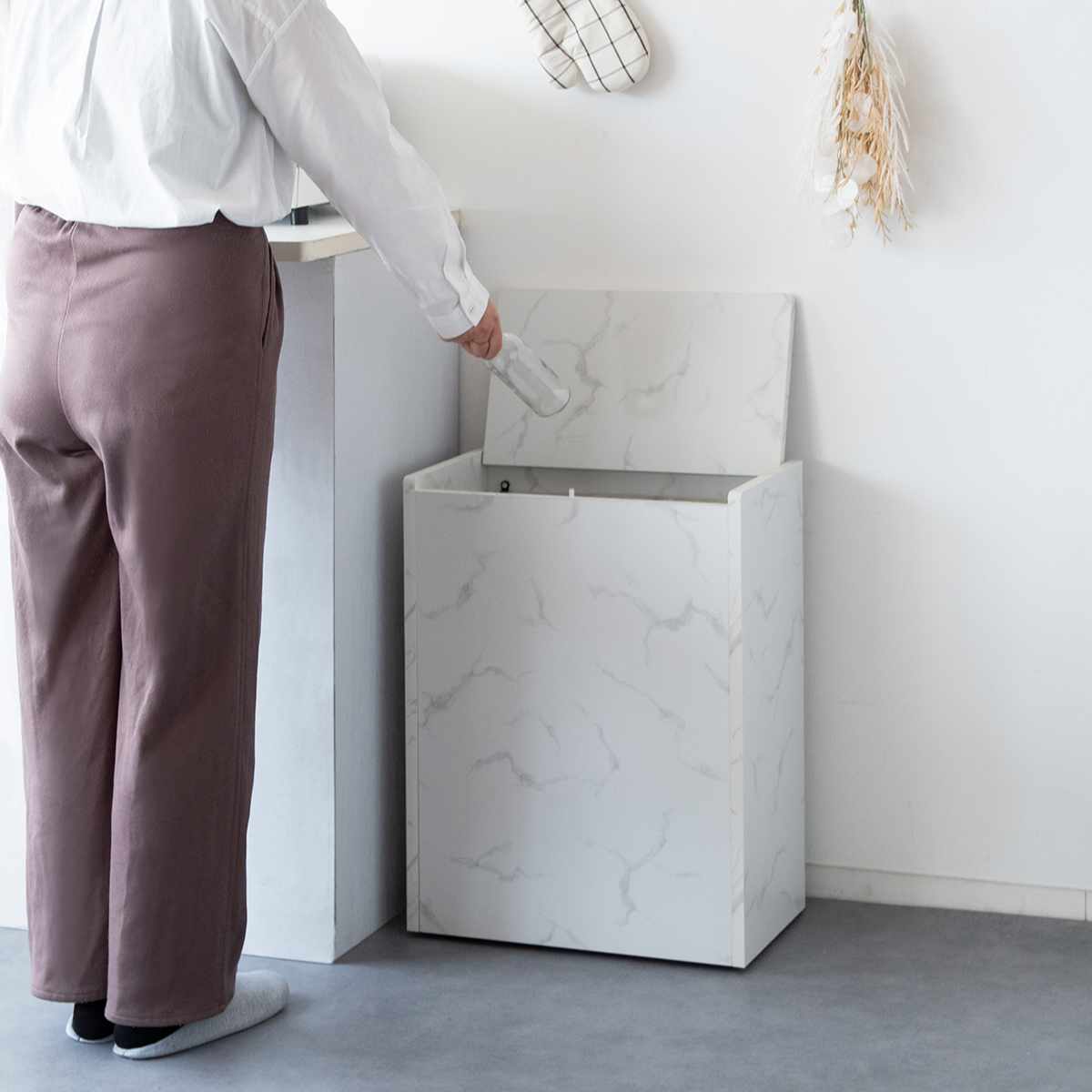 ゴミ箱 45L キッチンペール Chere ( おしゃれ ごみ箱 スリム 45リットル 蓋付き 蓋付きゴミ箱 キャスター キッチン リビング 木製 袋が見えない キッチンゴミ箱 袋 見えない ふた付き フタ付き キャスター付き ) 【グレージュ】 グレージュ