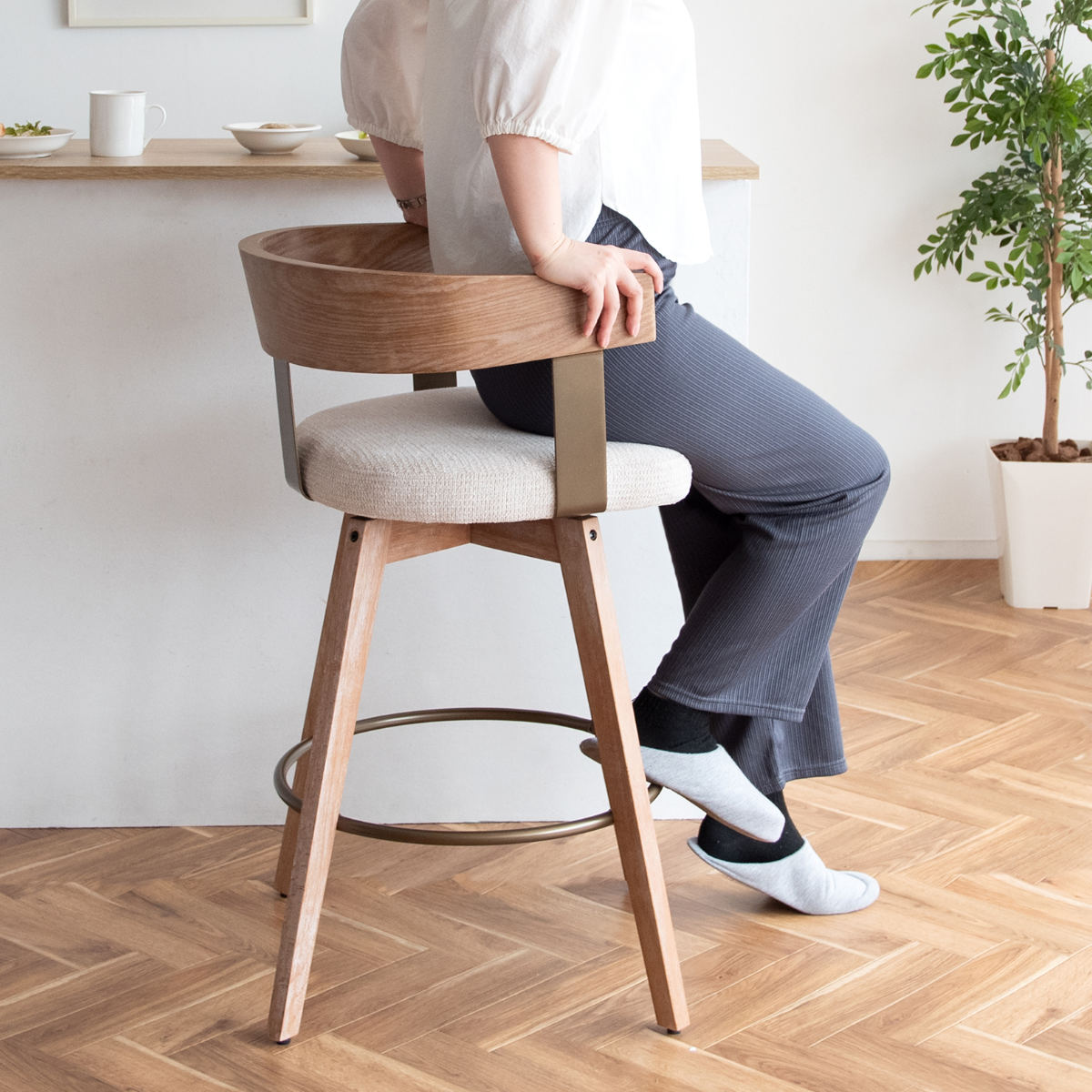 カウンターチェア 回転式 座面高67cm バーチェア Satio ( 背もたれ付き チェア 木製 天然木 回転 フットレスト ハイチェア バースツール イス 椅子 足置き 広めの座面 いす スツール チェアー おしゃれ ハイタイプ キッチン ) 【ダークブラウン×ダークグレー】 ダークブラウン×ダークグレー