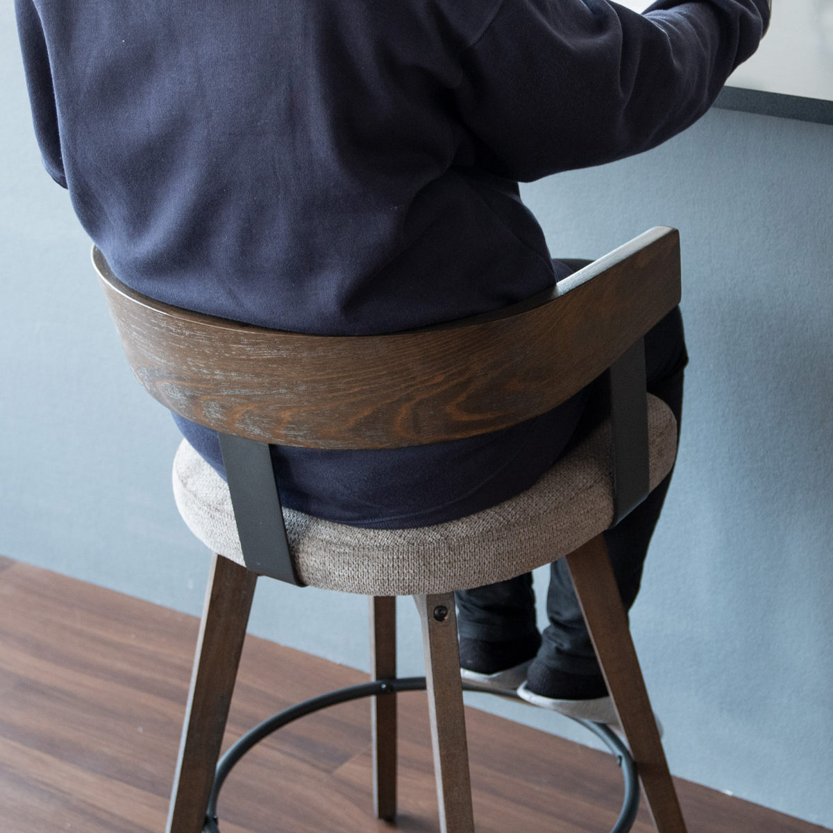 カウンターチェア 回転式 座面高67cm バーチェア Satio ( 背もたれ付き チェア 木製 天然木 回転 フットレスト ハイチェア バースツール イス 椅子 足置き 広めの座面 いす スツール チェアー おしゃれ ハイタイプ キッチン ) 【ダークブラウン×ダークグレー】 ダークブラウン×ダークグレー