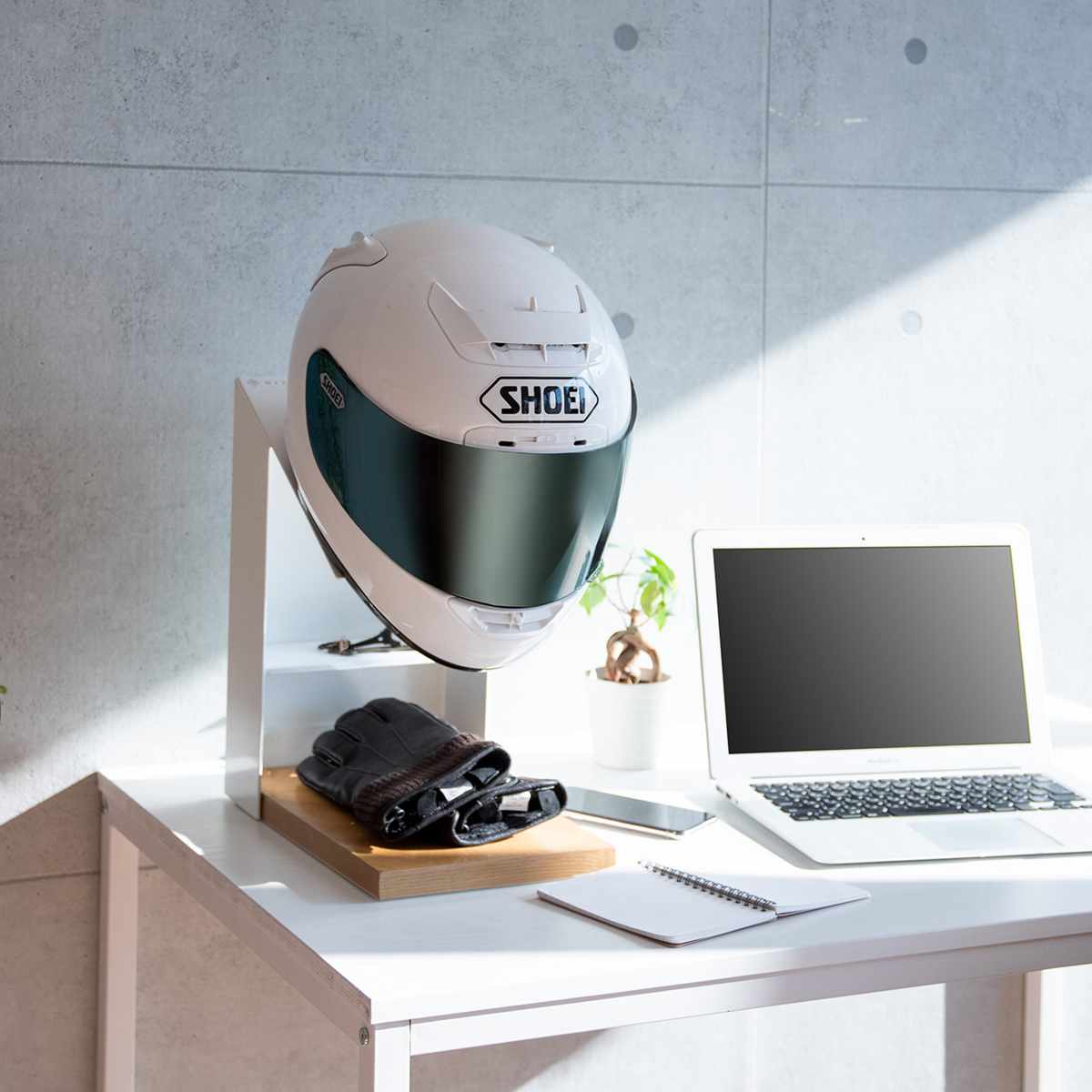 ヘルメットスタンド 幅20cm 棚付 ディスプレイラック GALEA ( ディスプレイ ラック バイク ヘルメット 棚 収納 卓上 スタンド ブラック ホワイト ) 【ブラック】 ブラック