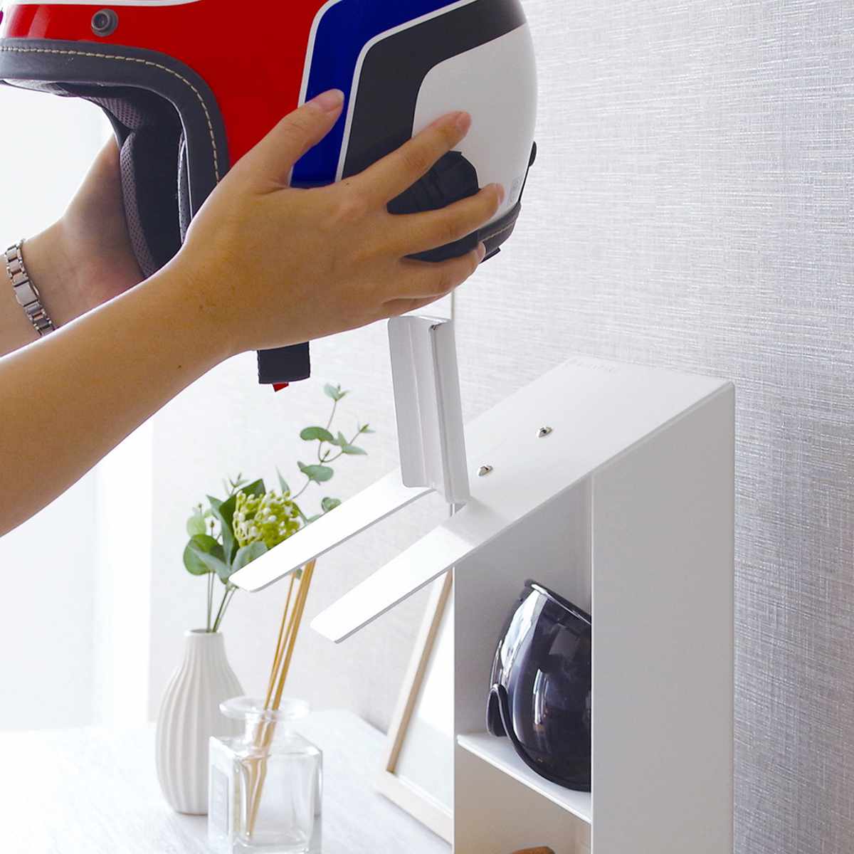 ヘルメットスタンド 幅20cm 棚付 ディスプレイラック GALEA ( ディスプレイ ラック バイク ヘルメット 棚 収納 卓上 スタンド ブラック ホワイト ) 【ブラック】 ブラック