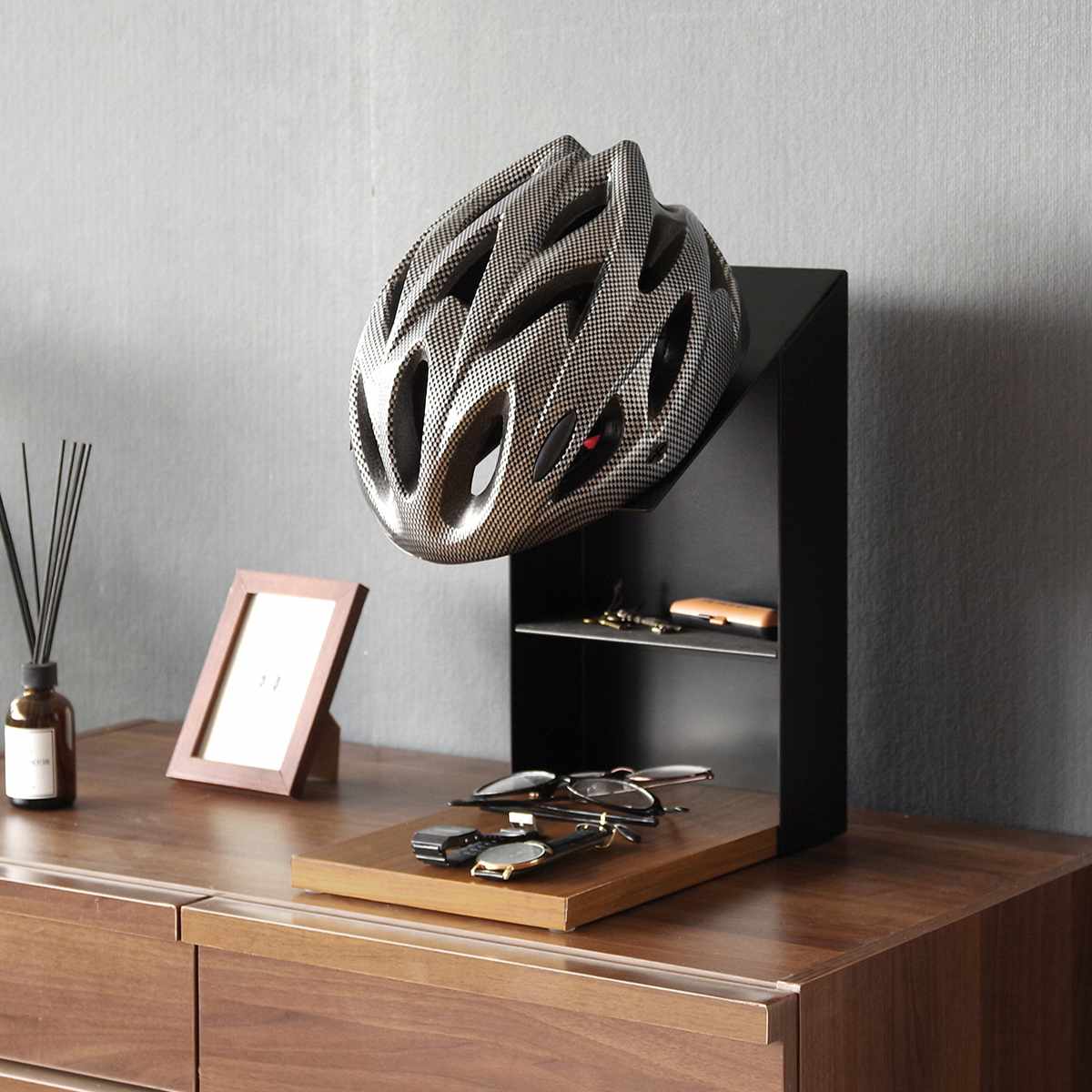 ヘルメットスタンド 幅20cm 棚付 ディスプレイラック GALEA ( ディスプレイ ラック バイク ヘルメット 棚 収納 卓上 スタンド ブラック ホワイト ) 【ブラック】 ブラック