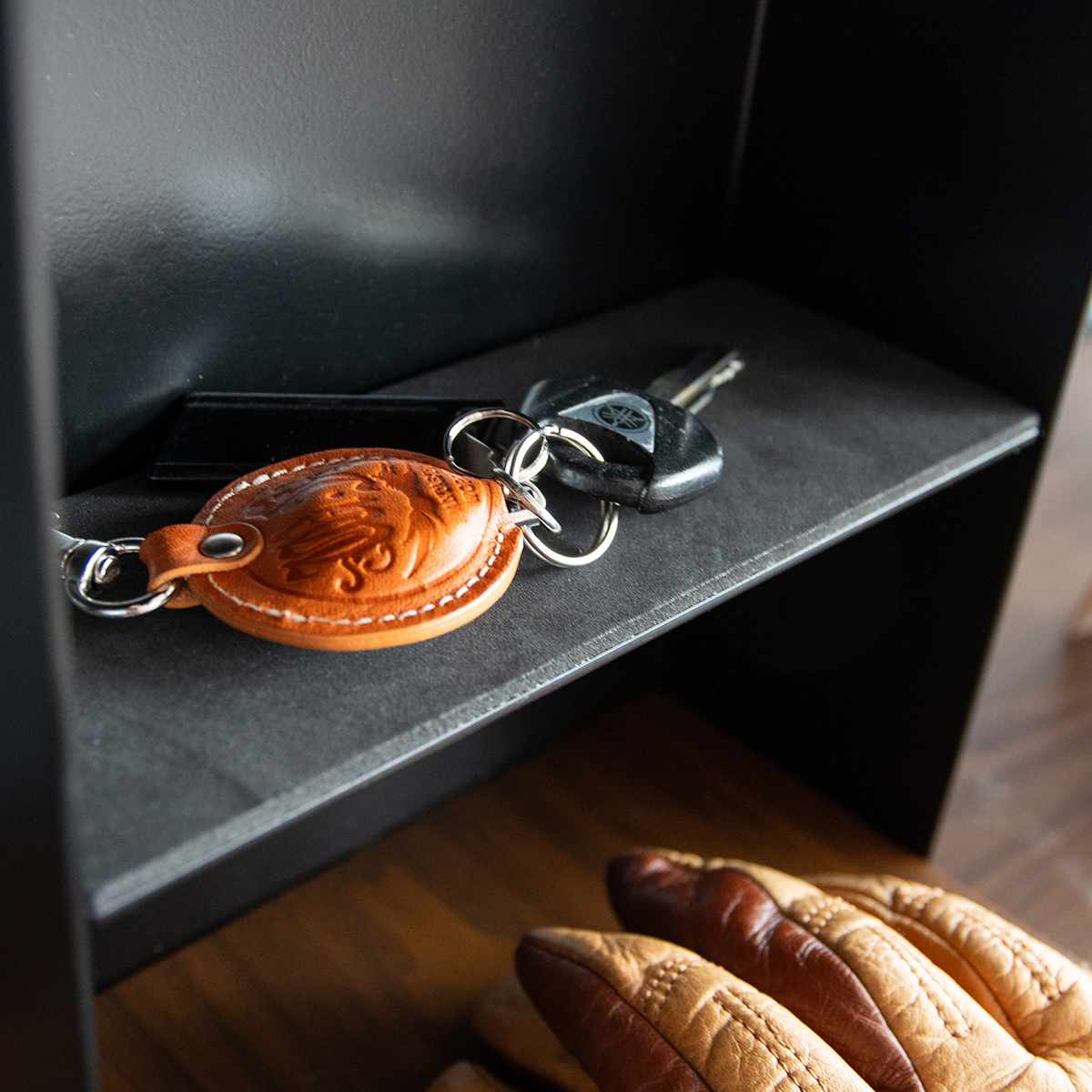 ヘルメットスタンド 幅20cm 棚付 ディスプレイラック GALEA ( ディスプレイ ラック バイク ヘルメット 棚 収納 卓上 スタンド ブラック ホワイト ) 【ブラック】 ブラック