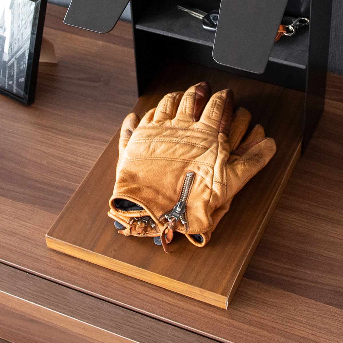 ヘルメットスタンド 幅20cm 棚付 ディスプレイラック GALEA ( ディスプレイ ラック バイク ヘルメット 棚 収納 卓上 スタンド ブラック ホワイト ) 【ブラック】 ブラック