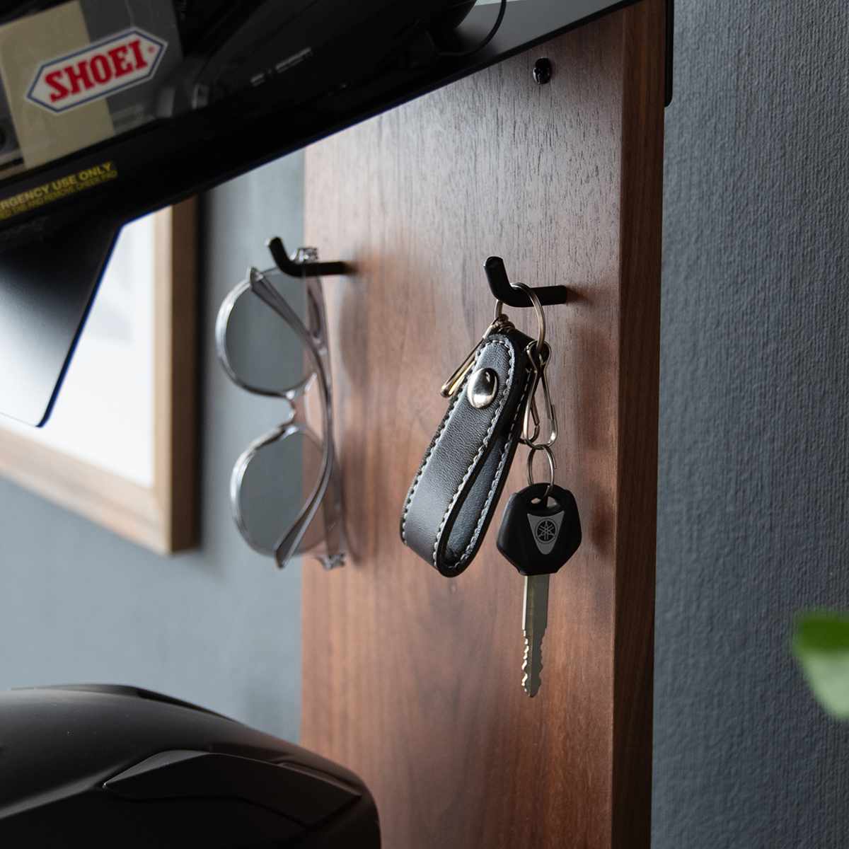 ヘルメットスタンド 幅24cm 2段 ディスプレイラック GALEA ( ディスプレイ ラック バイク ヘルメット 棚 収納 卓上 スタンド ブラック ホワイト ) 【ブラック×ブラウン】 ブラック×ブラウン