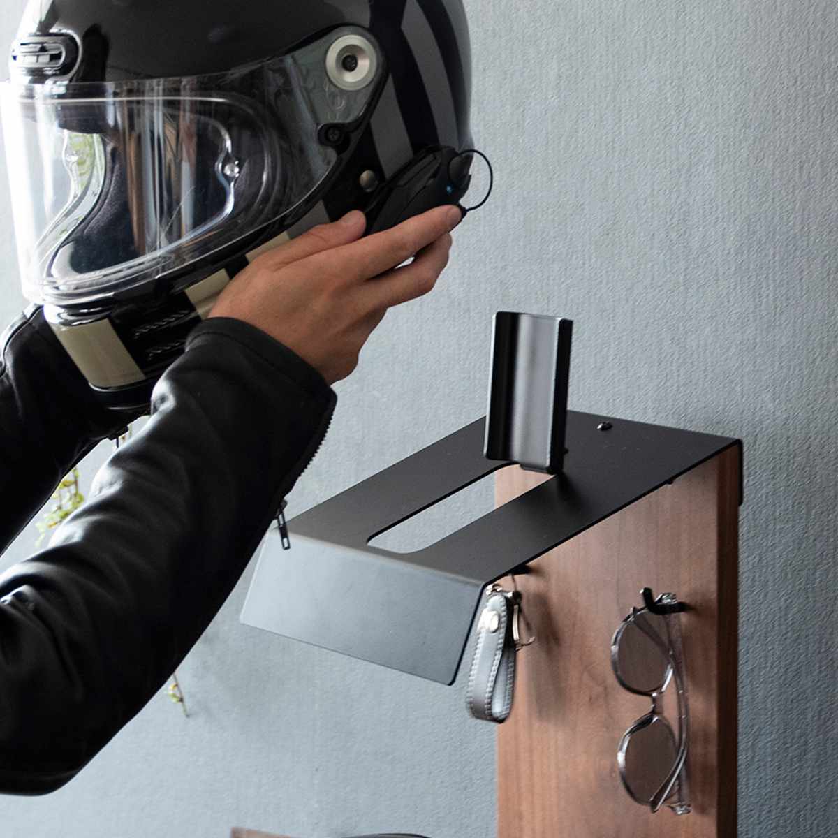 ヘルメットスタンド 幅24cm 2段 ディスプレイラック GALEA ( ディスプレイ ラック バイク ヘルメット 棚 収納 卓上 スタンド ブラック ホワイト ) 【ブラック×ブラウン】 ブラック×ブラウン