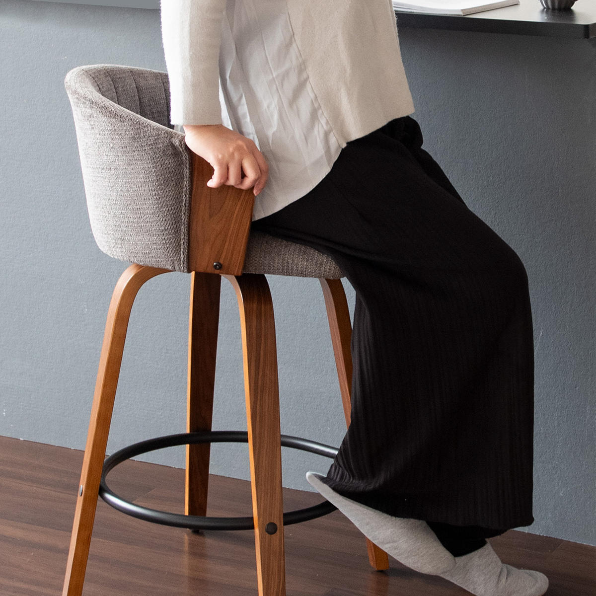 カウンターチェア 回転式 座面高65cm バーチェア Litas ( 背もたれ付き キッチンチェア カウンター イス 椅子 木製 天然木 回転 幅広 座面 フットレスト キッチン ラウンドチェア ダイニング ハイチェア ファブリック おしゃれ ) 【ブラウン×ダークグレー】 ブラウン×ダークグレー