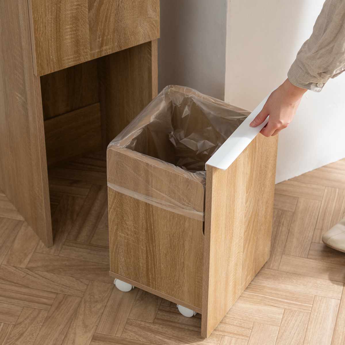 ゴミ箱 70L 2段 分別 ダストボックス NotT 木製 ( ごみ箱 70リットル 3分別 上段 20L×2 下段 30L キッチン スリム おしゃれ ゴミ箱に見えない 資源ゴミ 可燃ゴミ インテリア 家具調 木目 キャスター付き ) 【ナチュラル】 ナチュラル