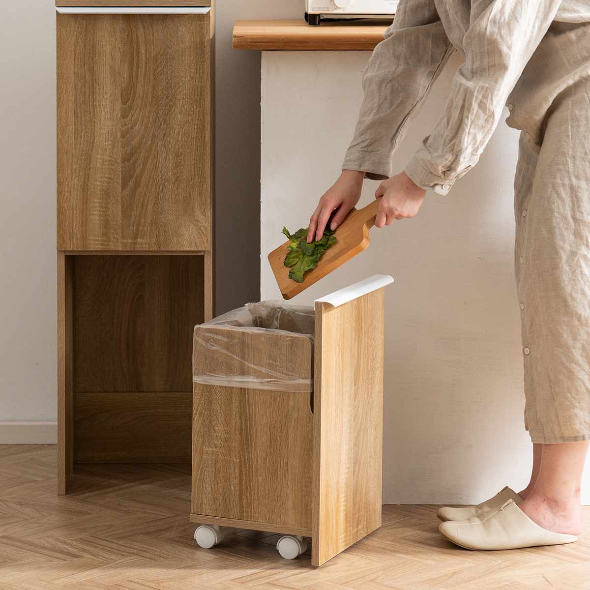 ゴミ箱 70L 2段 分別 ダストボックス NotT 木製 ( ごみ箱 70リットル 3分別 上段 20L×2 下段 30L キッチン スリム おしゃれ ゴミ箱に見えない 資源ゴミ 可燃ゴミ インテリア 家具調 木目 キャスター付き ) 【ナチュラル】 ナチュラル