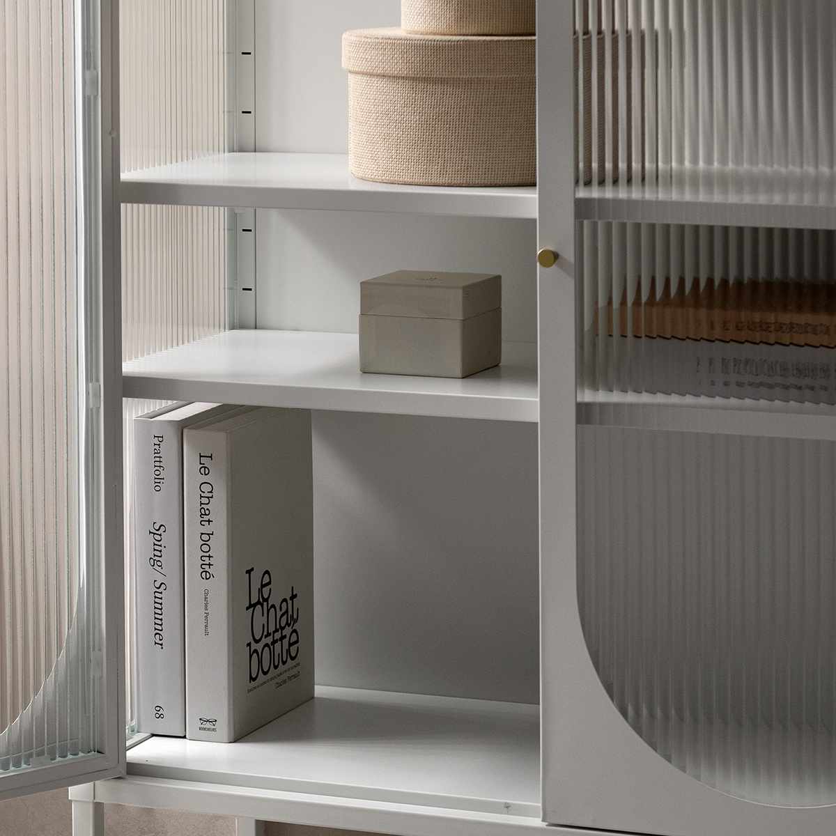 ガラスキャビネット 幅80cm Muun 可動棚 スチール 波板ガラス ( キャビネット 扉 ガラス扉 観音開き 両開き 本棚 ムーン スチールラック ラック 食器棚 飾り棚 キッチン リビング 小物収納 ガラス 透け感 ベージュ ホワイト ) 【ホワイト】 ホワイト