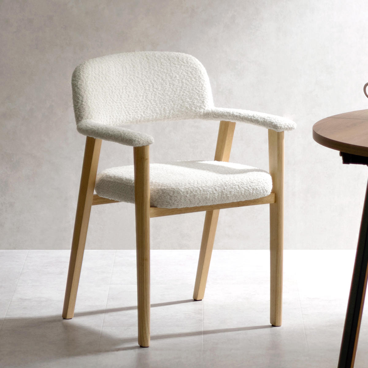 ダイニングチェア 座面高45cm 2脚セット 肘付き Levo 木製 ブークレ生地 Signature Studio ( チェア ダイニング イス 椅子 天然木 食卓椅子 肘掛け アームレスト チェアー いす 食卓 リビング リビングチェア クッション座面 ) 【ブラウン】 ブラウン