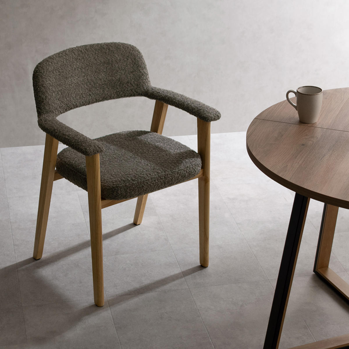 ダイニングチェア 座面高45cm 2脚セット 肘付き Levo 木製 ブークレ生地 Signature Studio ( チェア ダイニング イス 椅子 天然木 食卓椅子 肘掛け アームレスト チェアー いす 食卓 リビング リビングチェア クッション座面 ) 【ブラウン】 ブラウン