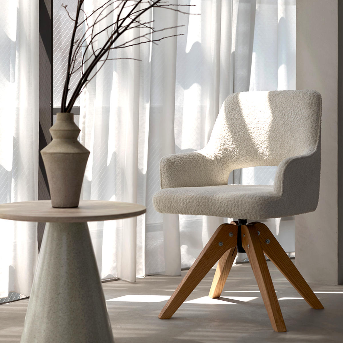 ダイニングチェア 座面高47cm 回転 肘掛け付き ブークレ生地 Oria Signature Studio ( チェア ダイニング イス 天然木 食卓椅子 ウレタン ポケットコイル 椅子 チェアー いす 食卓 リビング リビングチェア ファブリック 回転椅子 ) 【ブラウン】 ブラウン