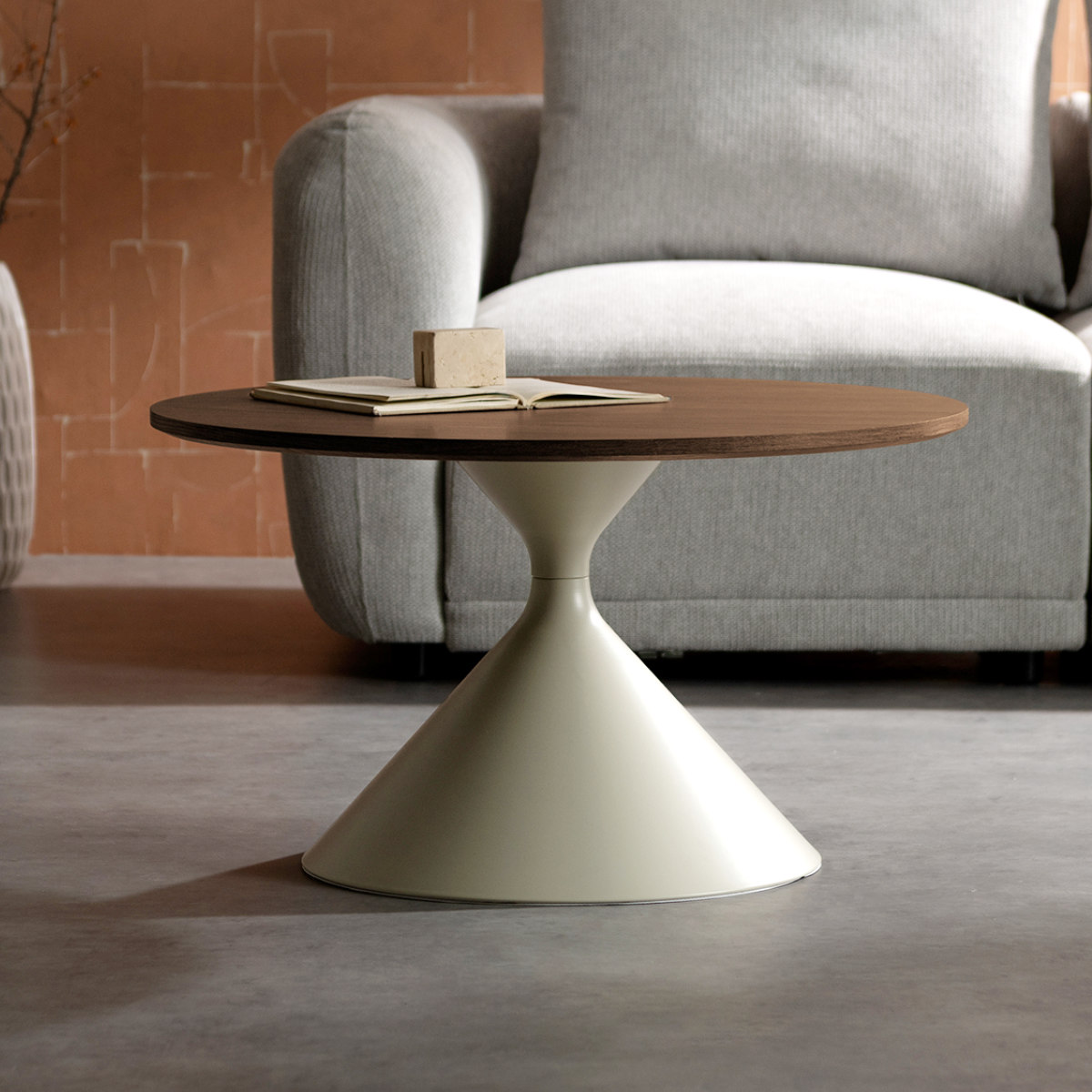 リビングテーブル 直径70cm 円形 Torne センターテーブル Signature Studio ( テーブル 円すい型 丸テーブル ローテーブル コーヒーテーブル サイドテーブル 木目調 作業台 パソコン カフェテーブル ソファサイド ) 【ブラウン】 ブラウン